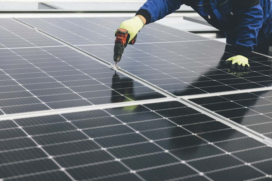 Technicien posant des panneaux solaires
